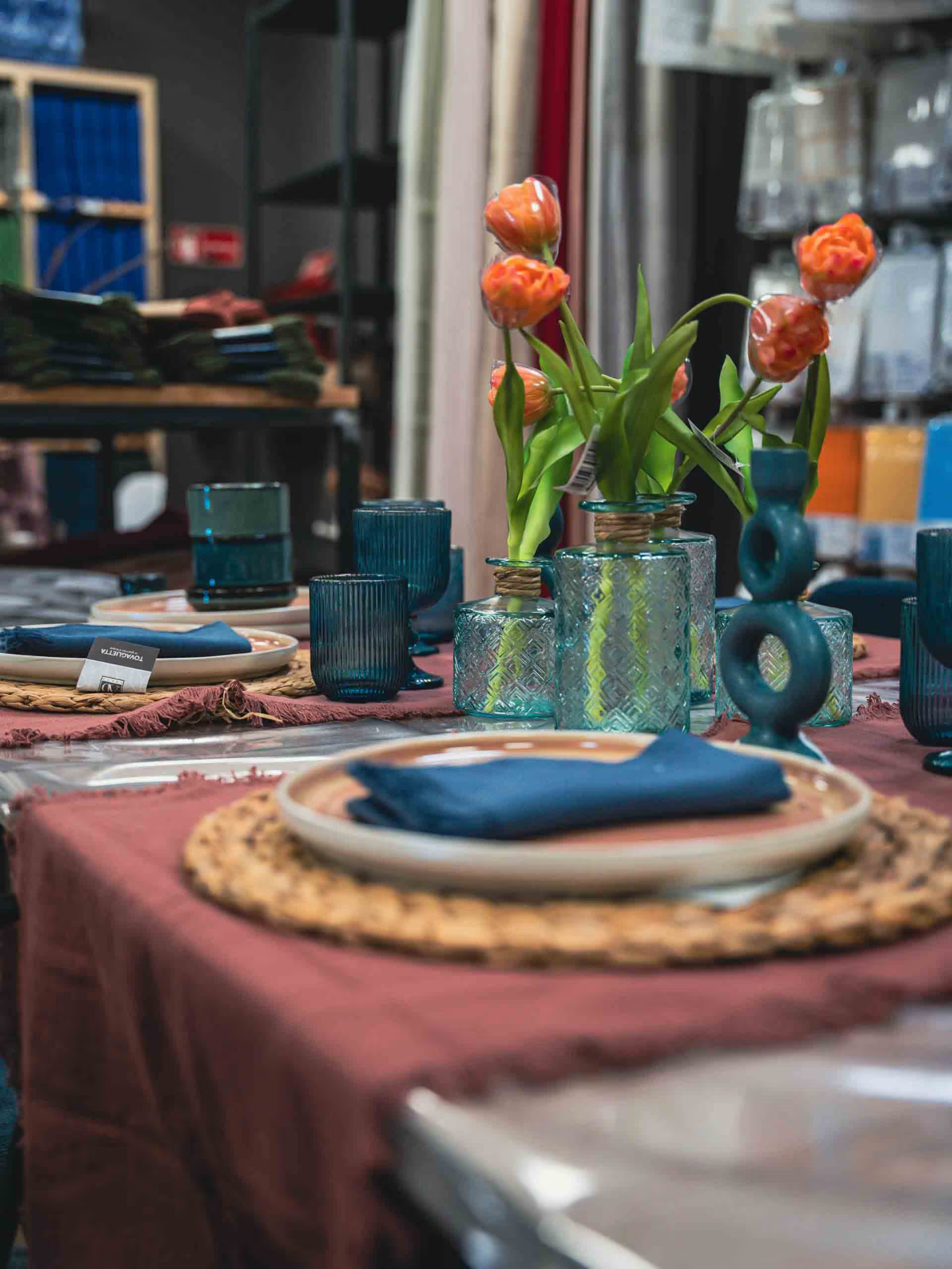 Tavola apparecchiata nello showroom