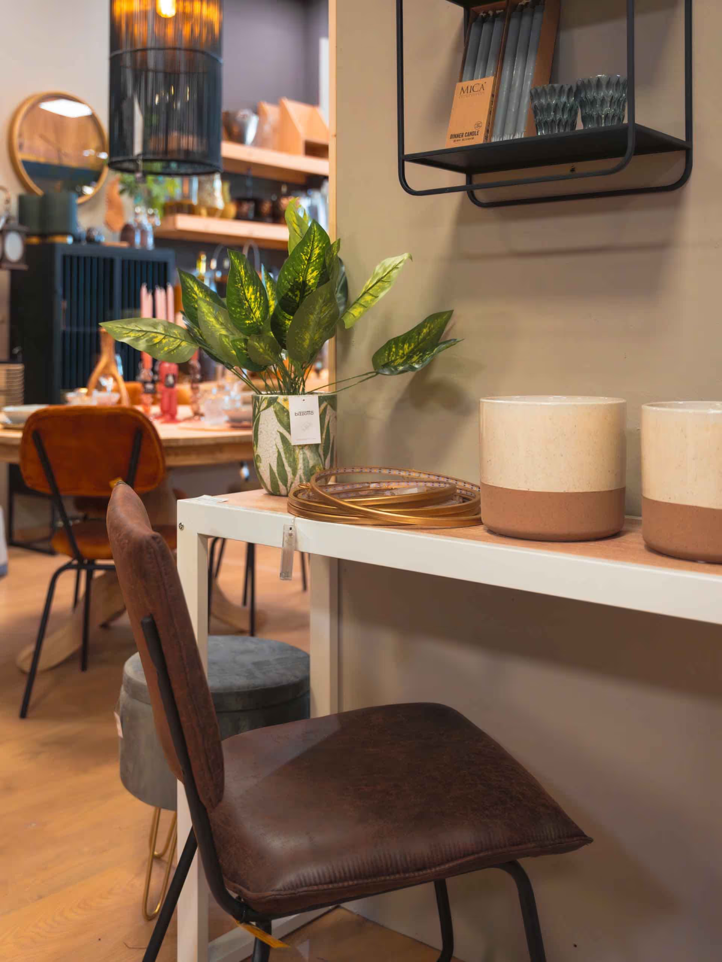 Foto dello showroom BorgoCasa a Saluzzo con ambientazioni casa e living