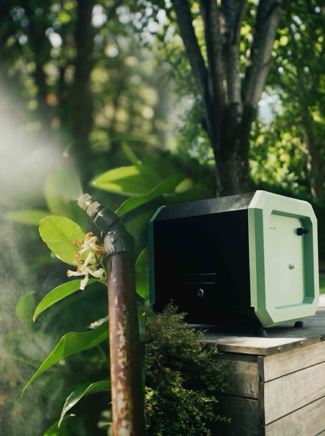 Nebulizzatore anti-zanzare in funzione in giardino